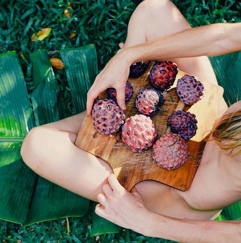 Блогерша переехала в джунгли, чтобы есть фрукты, сохранять природу и ходить голой блогерша, в мире, джунгли, люди, природа, фрукты