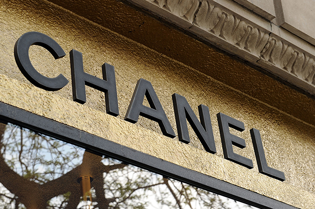 "Не продам родину за Chanel": россиянки запустили челлендж против запрета бренда носить его вещи в России