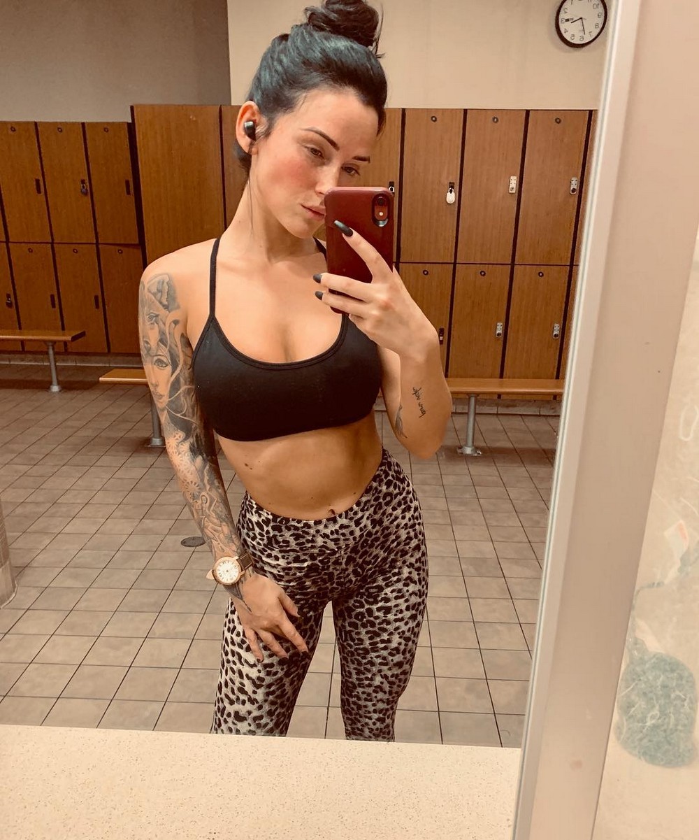 Красивые девушки в спортивных бюстгальтерах Красивые девушки в спортивных бюстгальтерах позитив