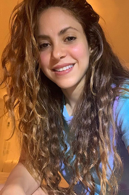 Шакира с возлюбленным Жераром Пике и сыновьями на прогулке в Барселоне: новые фото Шакира с возлюбленным Жераром Пике и сыновьями на прогулке в Барселоне: новые фото Звездные пары