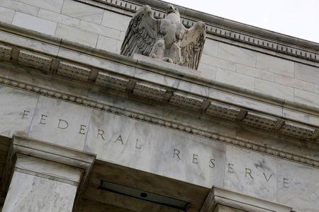 Фасад здания Федеральной резервной системы США в Вашингтоне, 31 июля 2013 года. REUTERS/Jonathan Ernst 