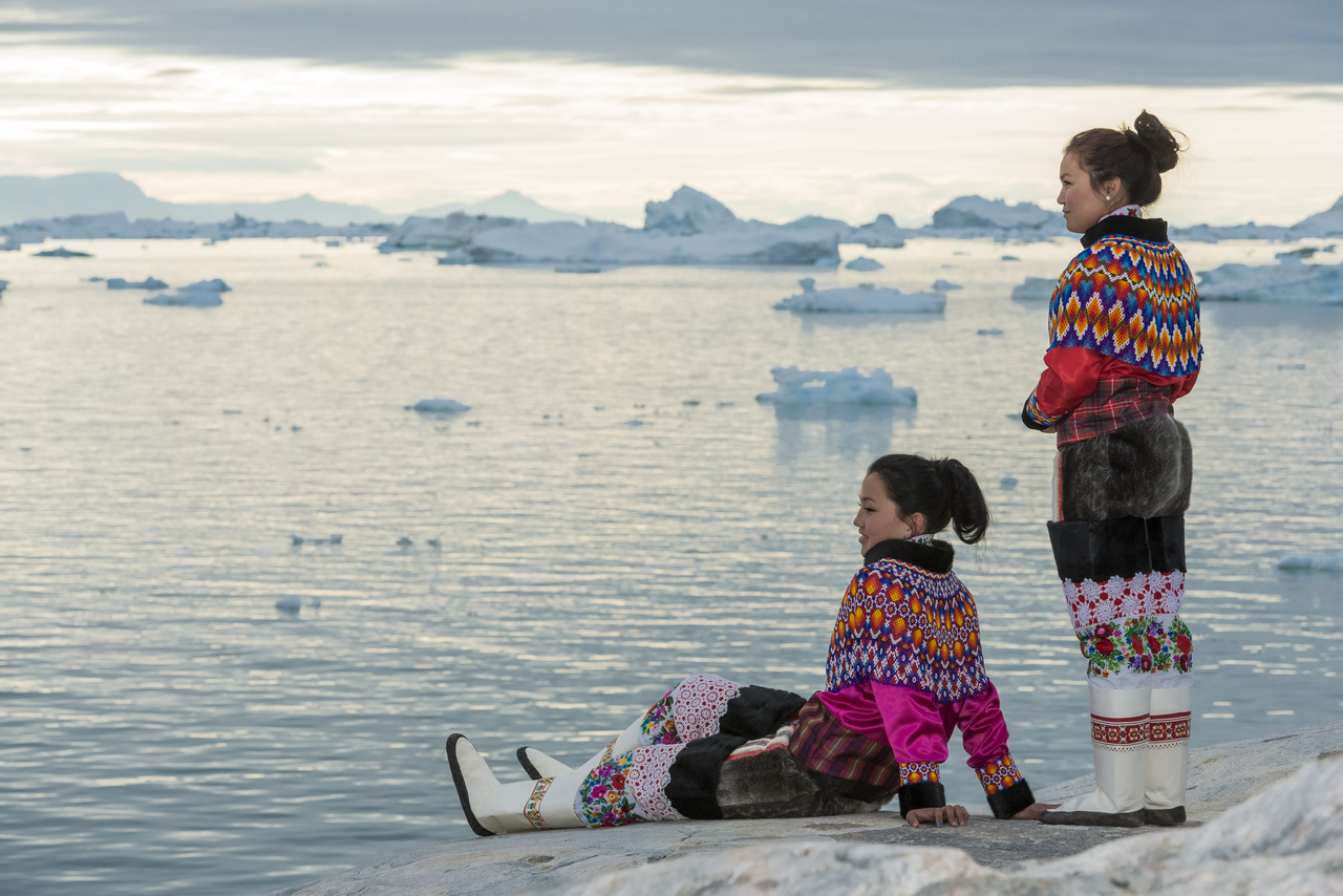 Иннуиты какой народ. Остров Гренландия Эскимосы. Инуиты Гренландии. Гренландия население иинуиты. Гренландия население Эскимосы.