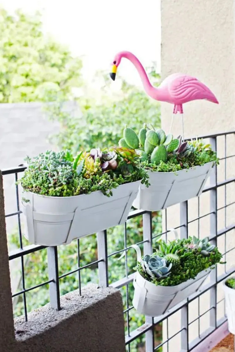 Оптимальный вариант для небольшого балкона: размещение растений на перилах в специальных подвесных горшках Оптимальный вариант для небольшого балкона: размещение растений на перилах в специальных подвесных горшках для дома и дачи,идеи и вдохновение