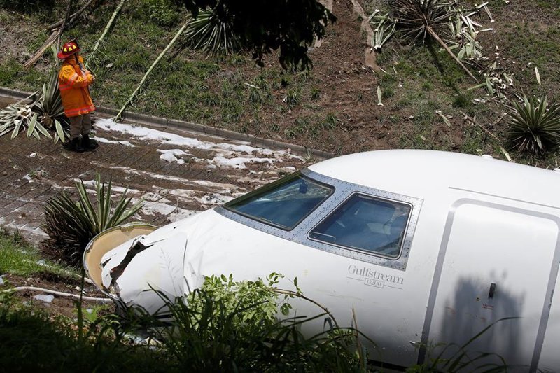 В Гондурасе самолет с пассажирами развалился надвое: видео Gulfstream G200, Honduras, La aeronave, ynews, гондурас, самолет, трагедия
