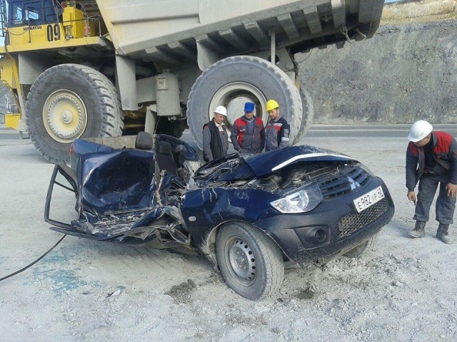 Даже не заметил: карьерный самосвал и внедорожник Даже не заметил: карьерный самосвал и внедорожник дтп