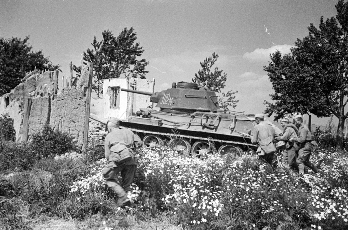 Освобожденная Европа через объективы советских фотографов жителями, Красной, Бойцы, Советские, Берлин, освобожденная, Белграде, югославские, бойцы, Варшавская, битва, сражаются, окрестностях, Будапешта9, Семья, Фронтовые, гетто, Кудашов, Цепном, мосту