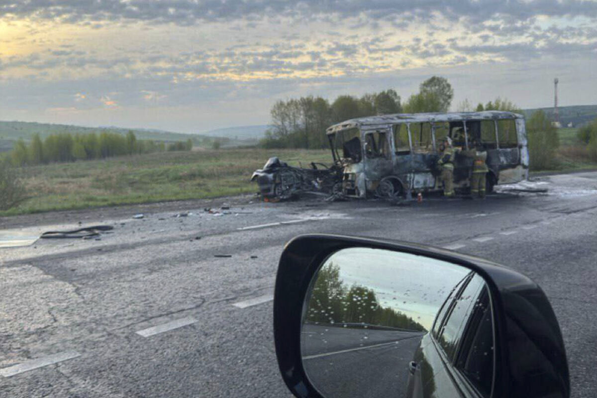Под Новокузнецком при ДТП сгорели автобус и легковая Toyota