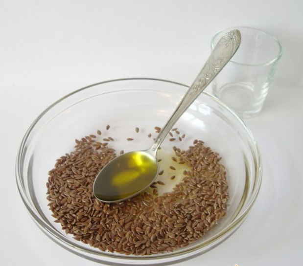 Ложка льняного масла целебнее дорогого лекарства: 5 ценных рецептов применения