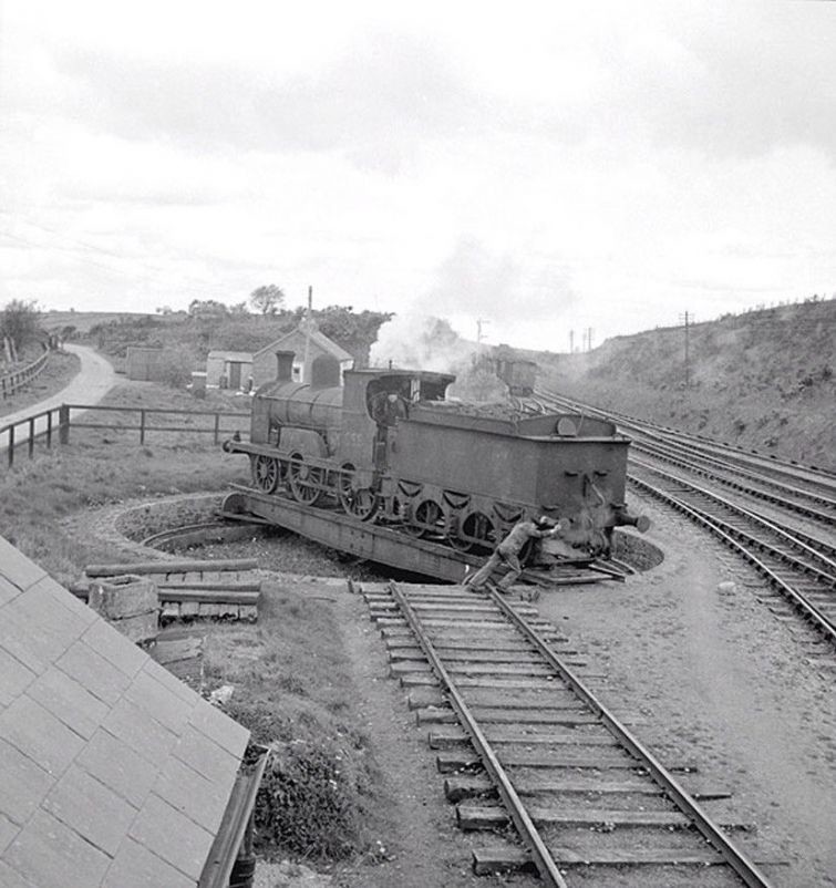 Рабочий разворачивает платформу с паровозом, Ирландия, 1960 год. история, факты, фото