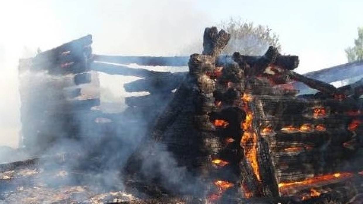 В ХМАО следователи возбудили дело после обнаружения трех мертвых мужчин в сгоревшей избе