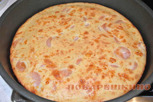 Пирог с сыром и сосисками