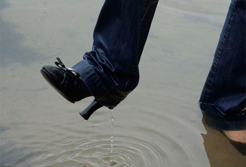 Промокшая замшевая обувь
