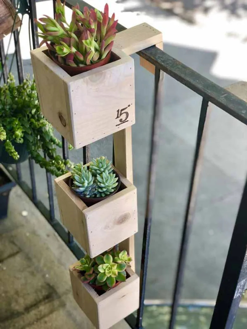 Оптимальный вариант для небольшого балкона: размещение растений на перилах в специальных подвесных горшках Оптимальный вариант для небольшого балкона: размещение растений на перилах в специальных подвесных горшках для дома и дачи,идеи и вдохновение