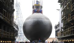 Третья дизель-электрическая подводная лодка "Старый Оскол", проекта 636.3 "Варшавянка" во время церемонии спуска на воду на ОАО "Адмиралтейские верфи"