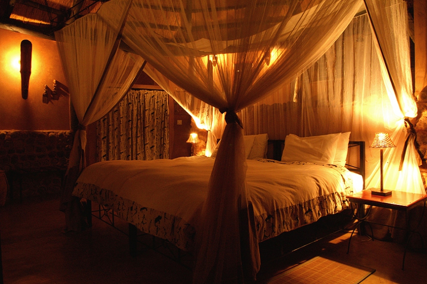 Особенным аксессуаром романтической спальни является балдахин
