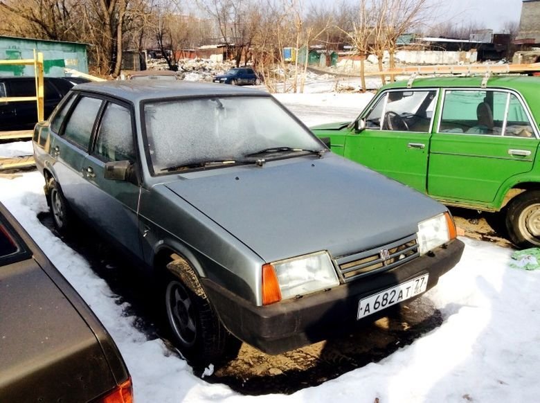 Автомобили, которые нашли во время сноса московских гаражей Автомобили, которые нашли во время сноса московских гаражей