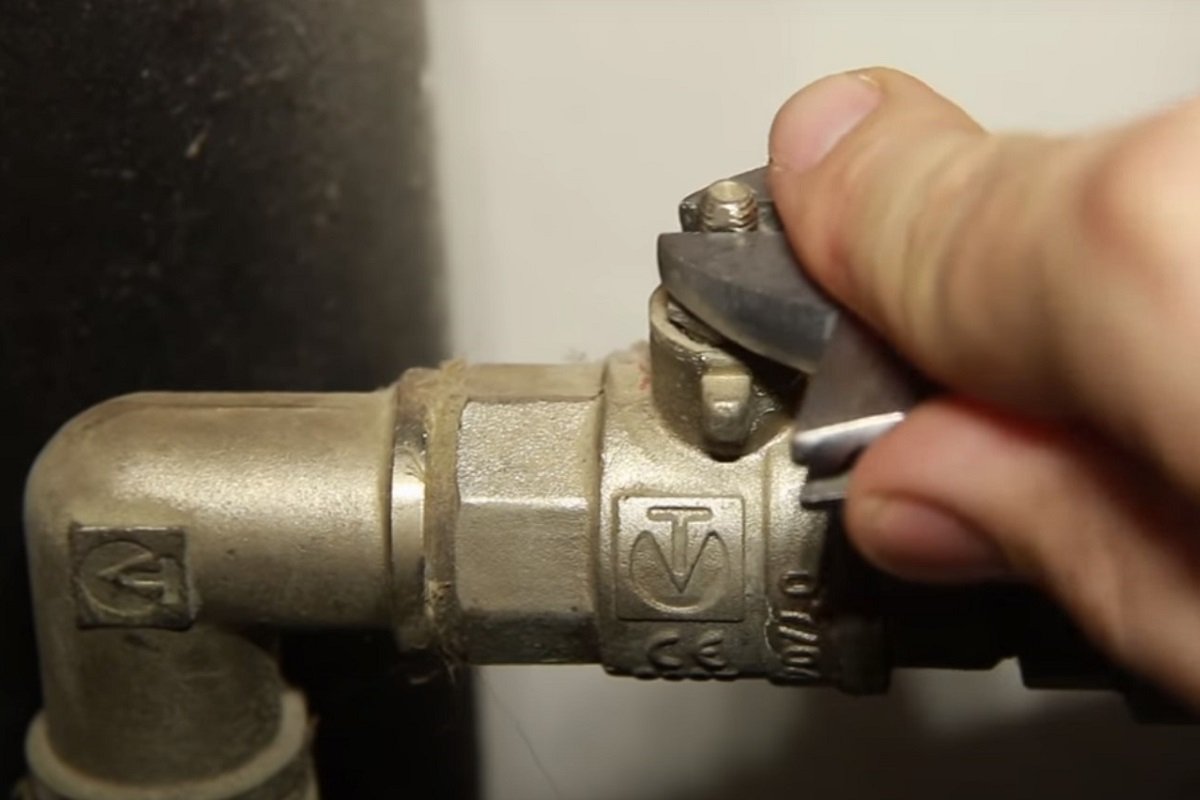 Как перекрыть воду, если шаровой кран заклинил кран,ремонт и строительство,сантехника