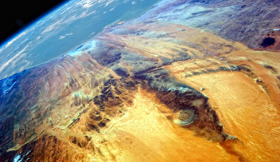 Глаз Сахары: геологическая аномалия, которую видно даже из Космоса Ришат, пустыни, Сахары, время, миллионов, километров, Структура, хорошо, примечательной, представляла, является, видимый, объектСтруктура, следом, падения, древнего, ничем, орбите, пространства, обширного