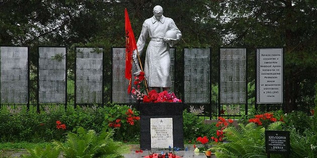 Как мл.сержант Цымбал завёл с помощью обычного лома подбитый "Т-34" и на задней передаче угнал его на глазах у гитлеровцев Как мл.сержант Цымбал завёл с помощью обычного лома подбитый "Т-34" и на задней передаче угнал его на глазах у гитлеровцев история