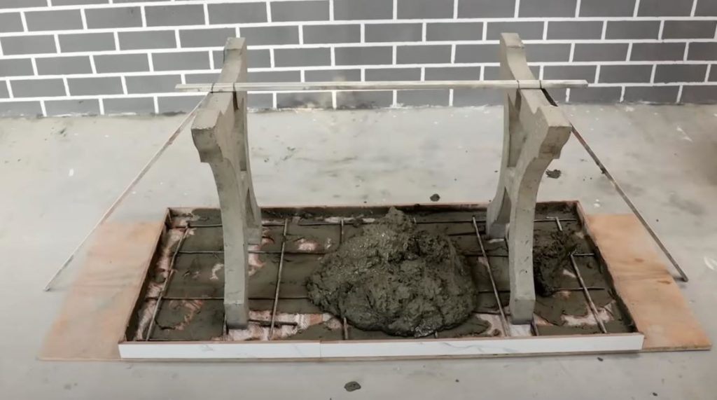 Садовый стол из бетона и керамогранита