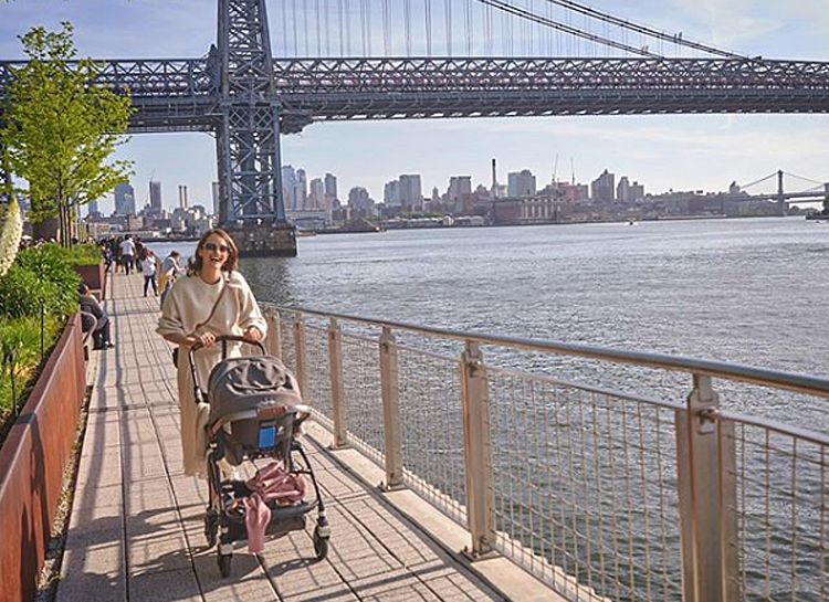 Ольга Зуева опубликовала снимок с дочкой Одой Валентиной, сделанный на прогулке по Нью-Йорку Дети,Дети знаменитостей