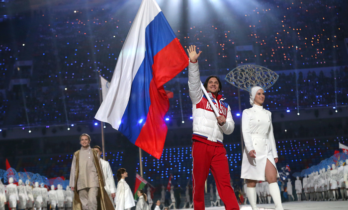Российские спортсмены под флагом ссср. Поднятие флага на Олимпийских играх. Спортсмены с флагом России. Спортсмен с флагом.