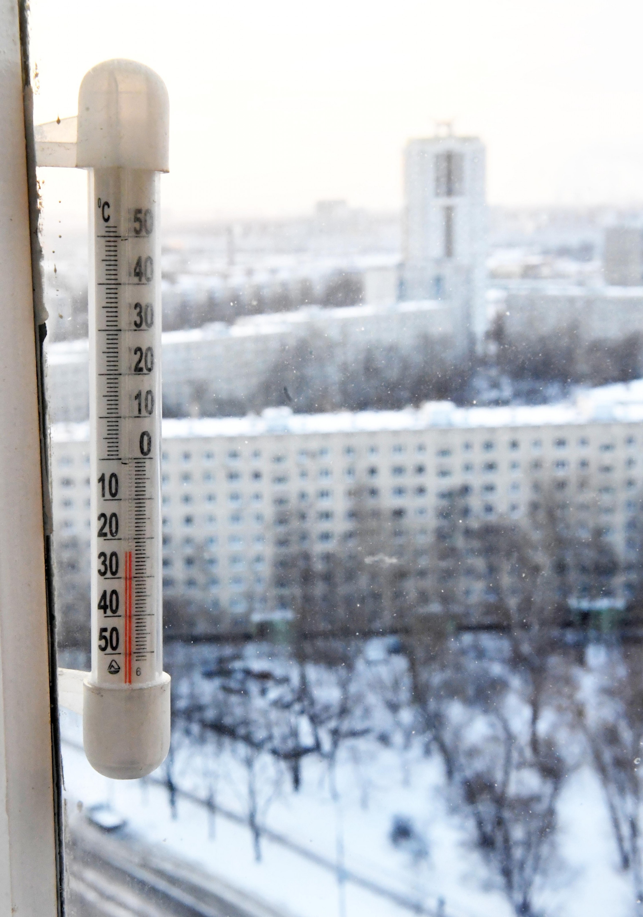 Температура в городе. Термометр уличный зима. Уличный температурный термометр. Уличный термометр зимой. Градусник уличный зимой.