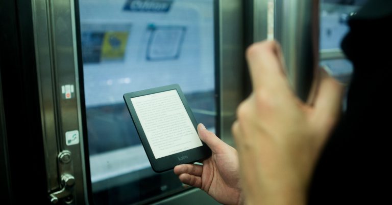 Развлечение любопытного человека в метро