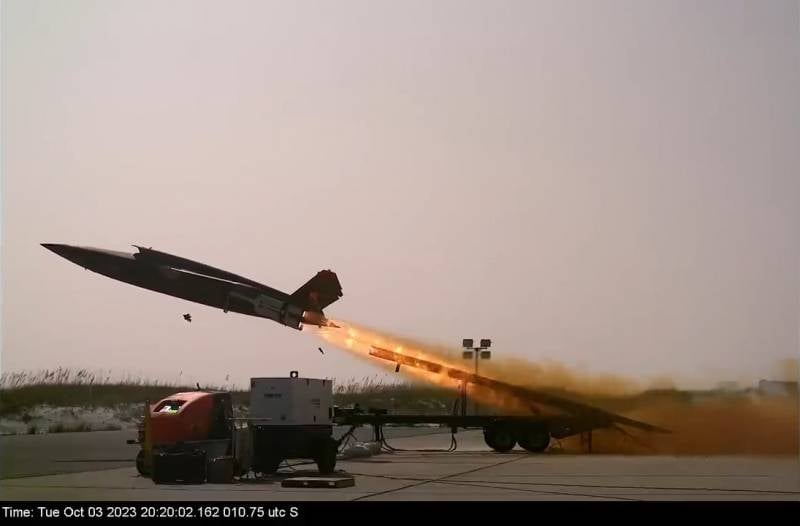 Корпус морской пехоты США испытывает БПЛА XQ-58 Valkyrie оружие