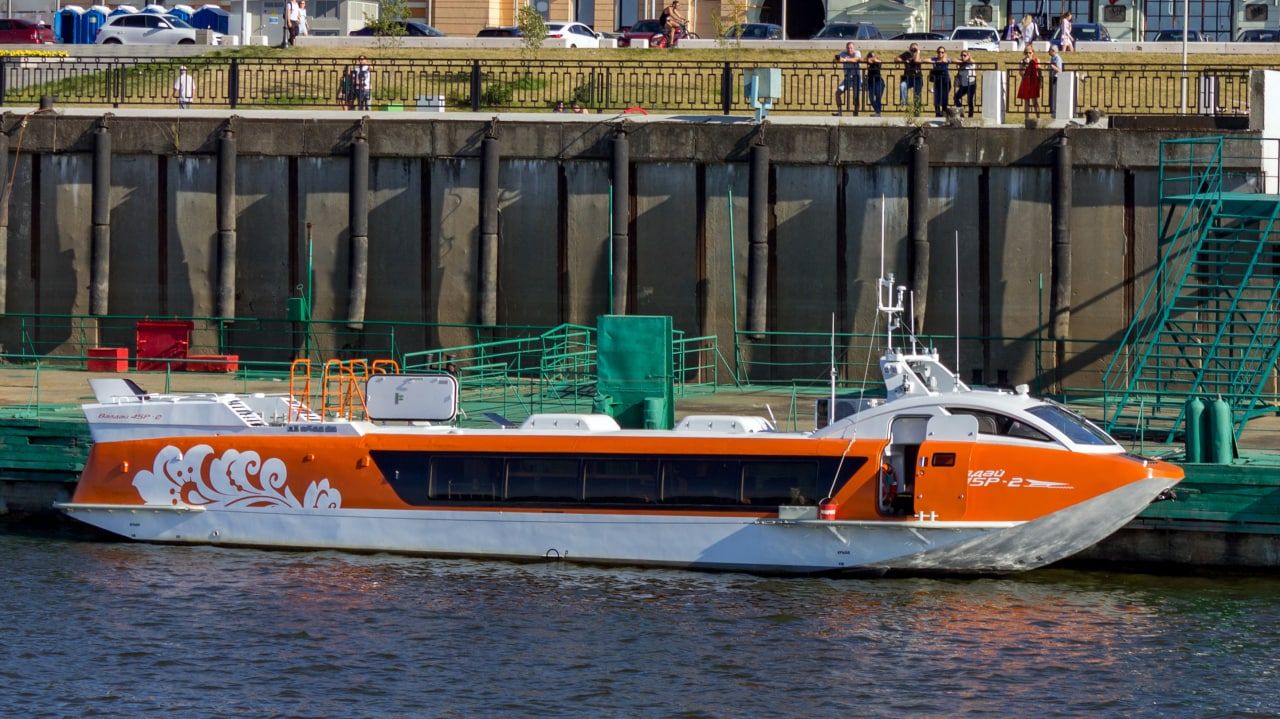 Речной теплоход «Метеор» налетел на мель в Якутии