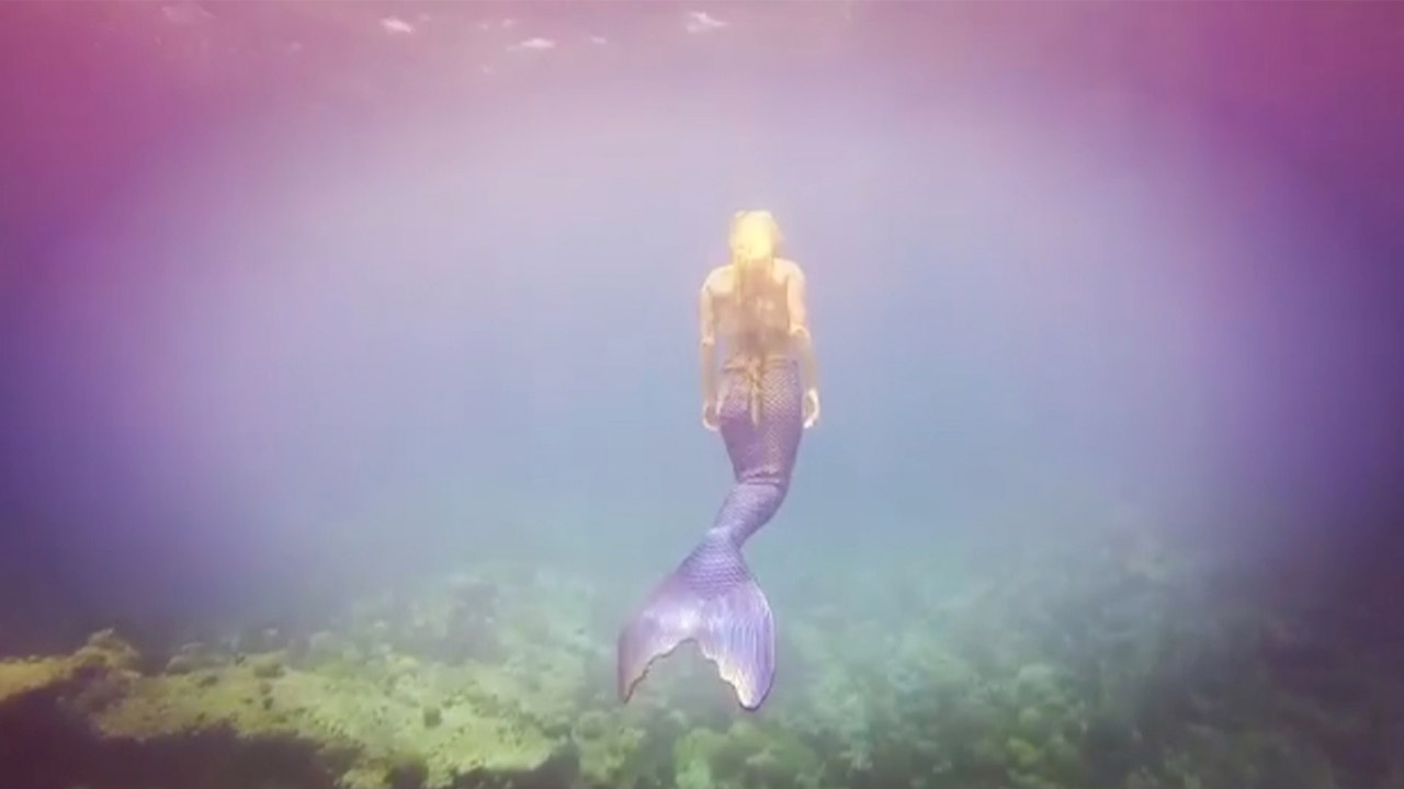 Девушка стала почти настоящей русалкой