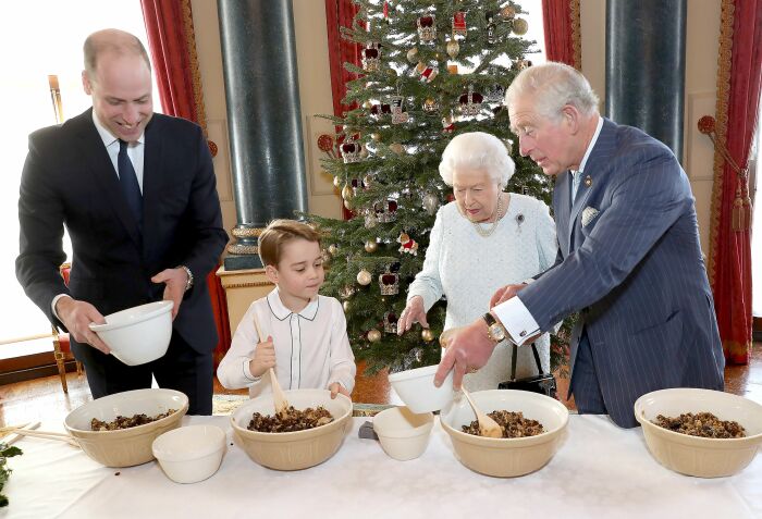 Королевская семья готовит рождественский пудинг. \ Фото: eng.amomama.com.