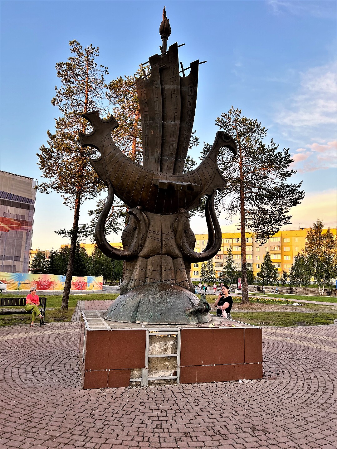 Скульптурная композиция ямал ноябрьск. Памятник ямал ноябрьск. Достопримечательности тазовский поселок. Памятник ямал ноябрьск. Памятник ямал.