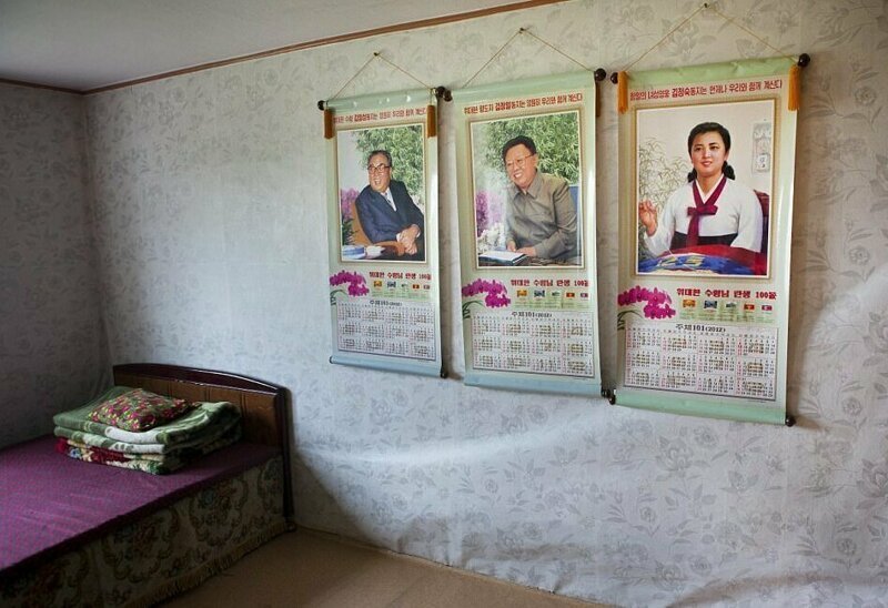 Пустота, простота и нищета: 16 реальных фото квартир жителей Северной Кореи квартирах, выглядит, жителей, далеко, Здесь, Очень, мебели, квартире, побывать, корейцев, всегда, роскоши, предмет, квартир, местного, поэтому, практически, комнатах, лидеров, квартиры