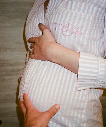 Софи Тернер поделилась трогательными снимками из семейного архива, сделанными во время беременности Дети,Беременные звезды
