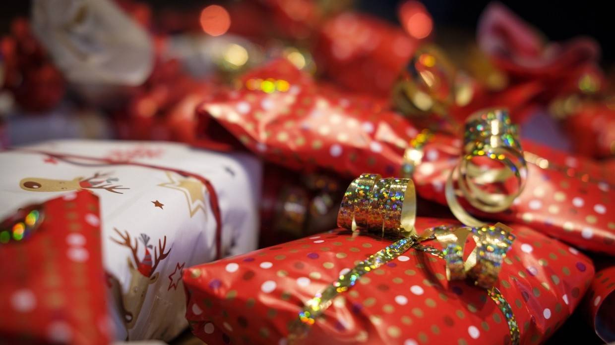 Сладости, книги и косметика попали в топ самых популярных подарков на Новый год