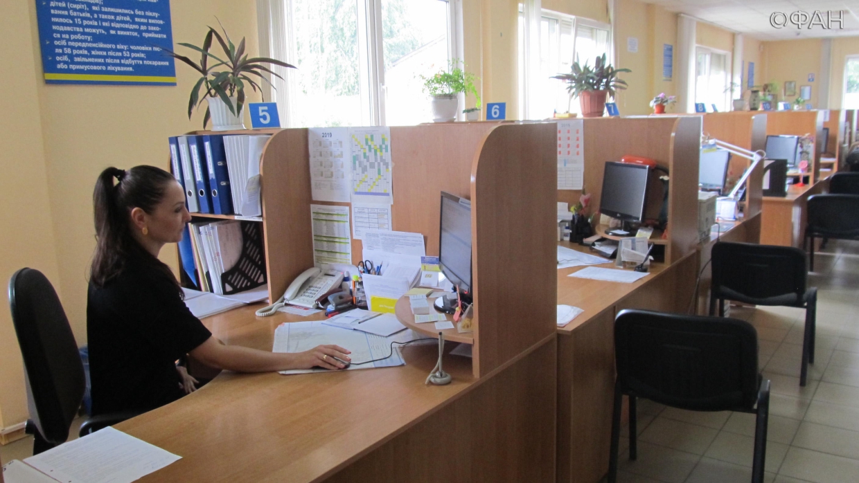 Штраф и тюрьма: украинцев будут наказывать за регулярные переводы на банковские карты Весь мир