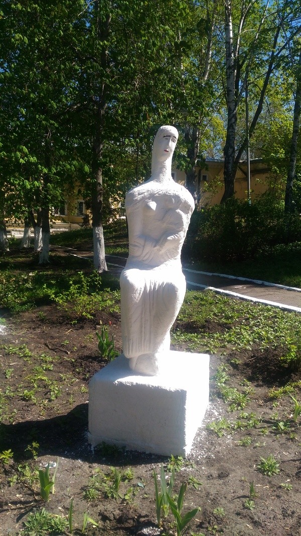 Эта скульптура находится на территории городской больницы №2. Сразу видно, что в городе есть художественное училище и архитектурный университет Города России, пенза, прикол, россия, юмор