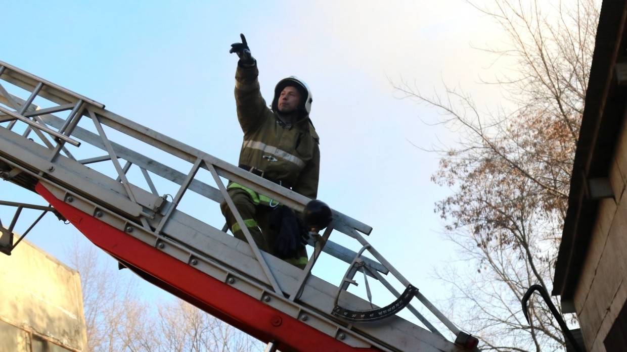 Спасатели вывели 28 жильцов из горящей многоэтажки в Нижнем Тагиле