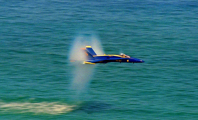 Пилот истребителя набрал сверхзвуковую скорость в 5 метрах на водой и разрезал силой звука воду. Видео
