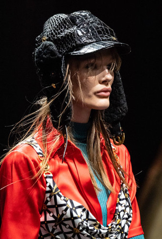 Пушистые шляпы, ушанки и бейсболки без козырька: самые модные головные уборы сезона 