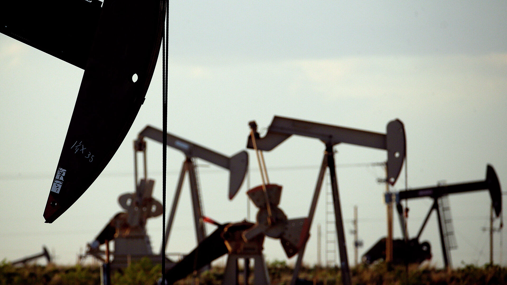 Нефтяные станки-качалки на месторождении недалеко от Ловингтона, штат Нью-Мексико - РИА Новости, 1920, 23.11.2021