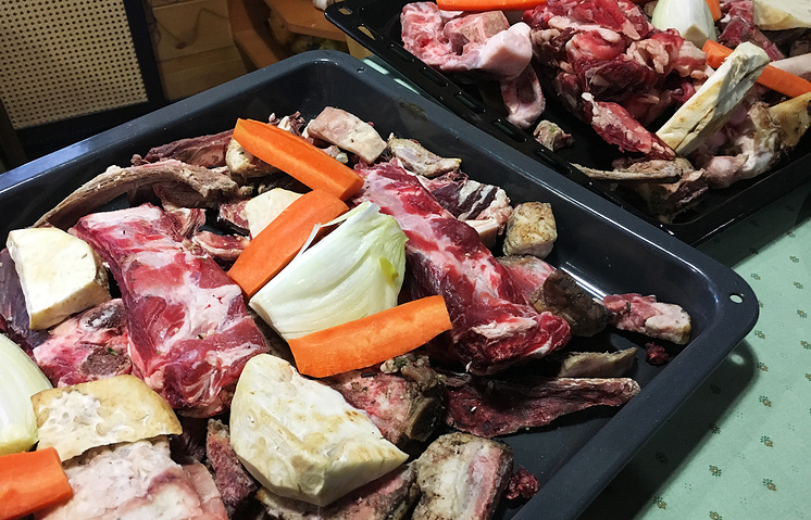 Прожарка костей и немного подвядших сельдерея и моркови для мясного соуса демигляс