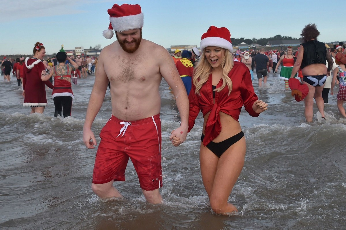 Тысячи британцев приняли участие в ежегодных рождественских купаниях привыкли, Большинство, ледяную, чтобы, принять, участие, традиционных, рождественских, купаниях, купальщиков, стране, краснобелых, бикини, шортах, колпаках, невзирая, температуру, воздуха, всего, окунулись