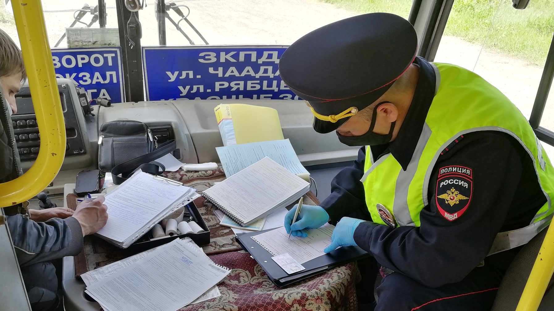 Водители нижегородская. Работа в Нижнем Новгороде водителем. Сосновское Нижегородской области шофер на автобусе ккалочкин фото.