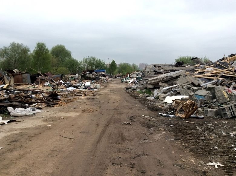 Автомобили, которые нашли во время сноса московских гаражей Автомобили, которые нашли во время сноса московских гаражей