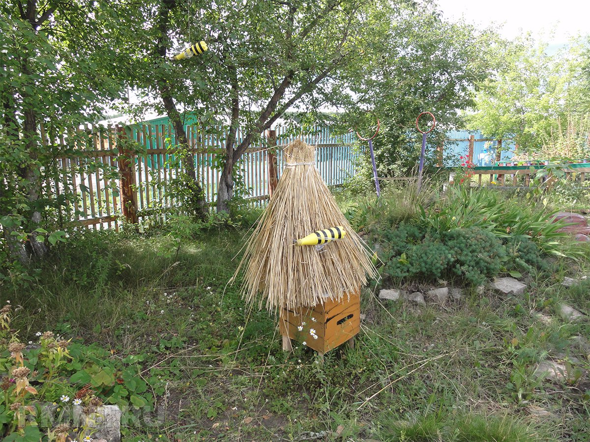 Улей с соломенной крышей
