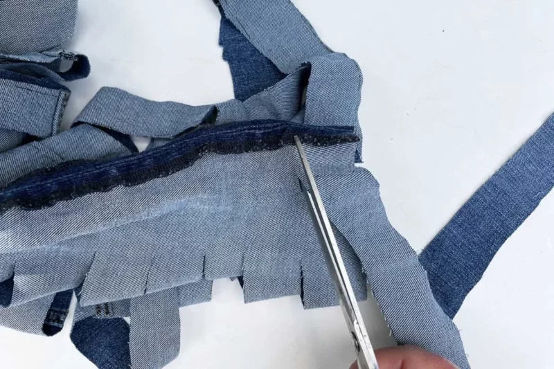 Уникальный способ сделать прикроватный коврик из джинсов простым способом джинсовой, пряжи, веревки, конец, через, джинсов, ткань, оберните, коврика, можно, пряжей, свободный, протяните, метров, предыдущий, витки, штанину, ткани, будет, коврик