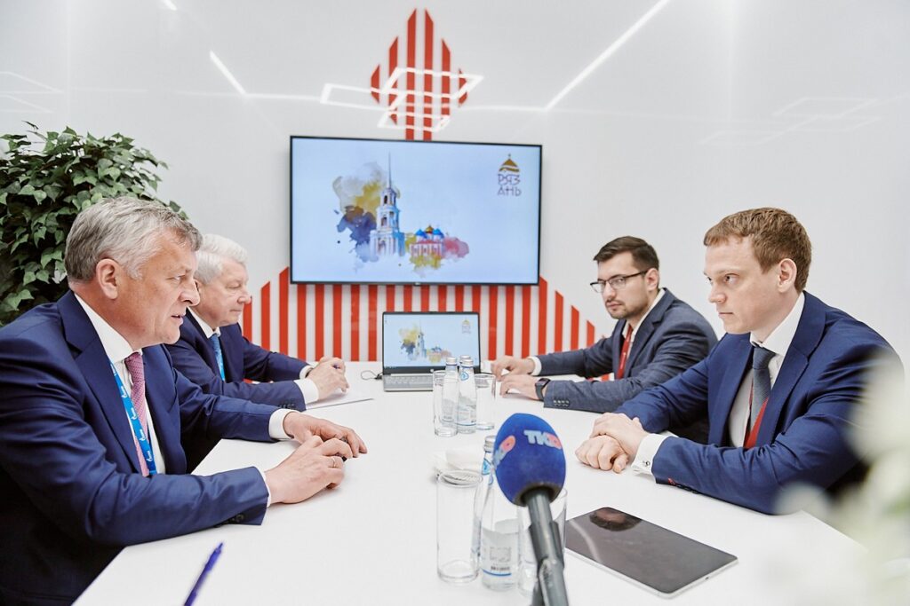 Павел Малков обсудил вопросы газификации региона с гендиректором «Газпром межрегионгаз» Сергеем Густовым