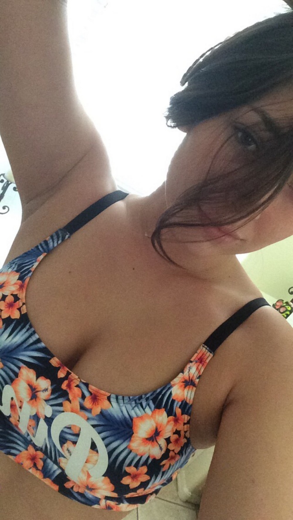 Красивые девушки в спортивных бюстгальтерах Красивые девушки в спортивных бюстгальтерах позитив